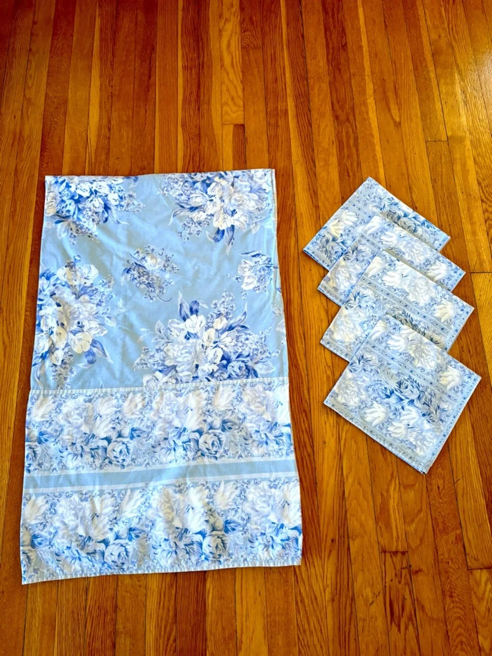 Williams Sonoma Blue/White Floral Border Cotton Tablecloth W/ 4 Napkins 70x90